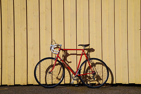 czerwony b, rower, pojazd, transport, koło, maszyna, stary, mustang, biegacz, przemówił, rower górski, bmx, asfalt, Sport, rowerzysta, sklejka, drewno, frytki, pojazd lądowy, środek transportu, nieruchomy, funkcja budowy ścian, drewno - materiał, dzień, żadnych ludzi, na dworze, architektura, żółty, zbudowana struktura, parking, Miasto, Natura, chodnik, na zewnątrz budynku, widok z boku, podróżować, 5K, CC0, domena publiczna, darmowe zdjęcia