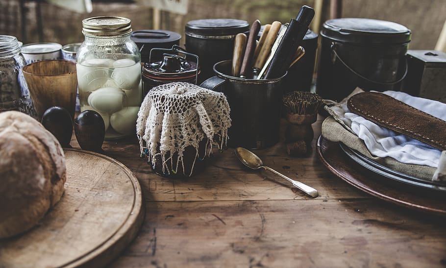 sort, dåse, placeret, top, Brun, træ-, overflade, flasker, brød, krydderier, beholdere, mad, håndlavet, indendørs, krukke, køkken, køkkenudstyr, syltede æg, rustik, stilleben, traditionel, træ, bord, beholder, træ - materiale, mad og drikke, køkkenredskaber, ingen mennesker, spise redskaber, flaske, friskhed, valg, stor gruppe af objekter, ske, variation, husholdningsudstyr, sund kost, glas - materiale, glas, bordkniv, 5K