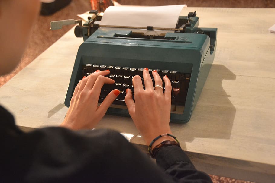 màquina d’escriure, secretari, escriure, màquina, retro, tipus, nostàlgia, teclat, autor, text, oficina, periodisme, lletres, llibre, pàgina, paper, adult, gent, a l'interior, vista del darrere, part del cos humà, homes, tecnologia, taula, assegut, vista d’angle alt, mà, dia, dones, mà humana, dues persones, activitat d'oci, llum solar, ocupació, música, a la vista de l’espatlla, 2K