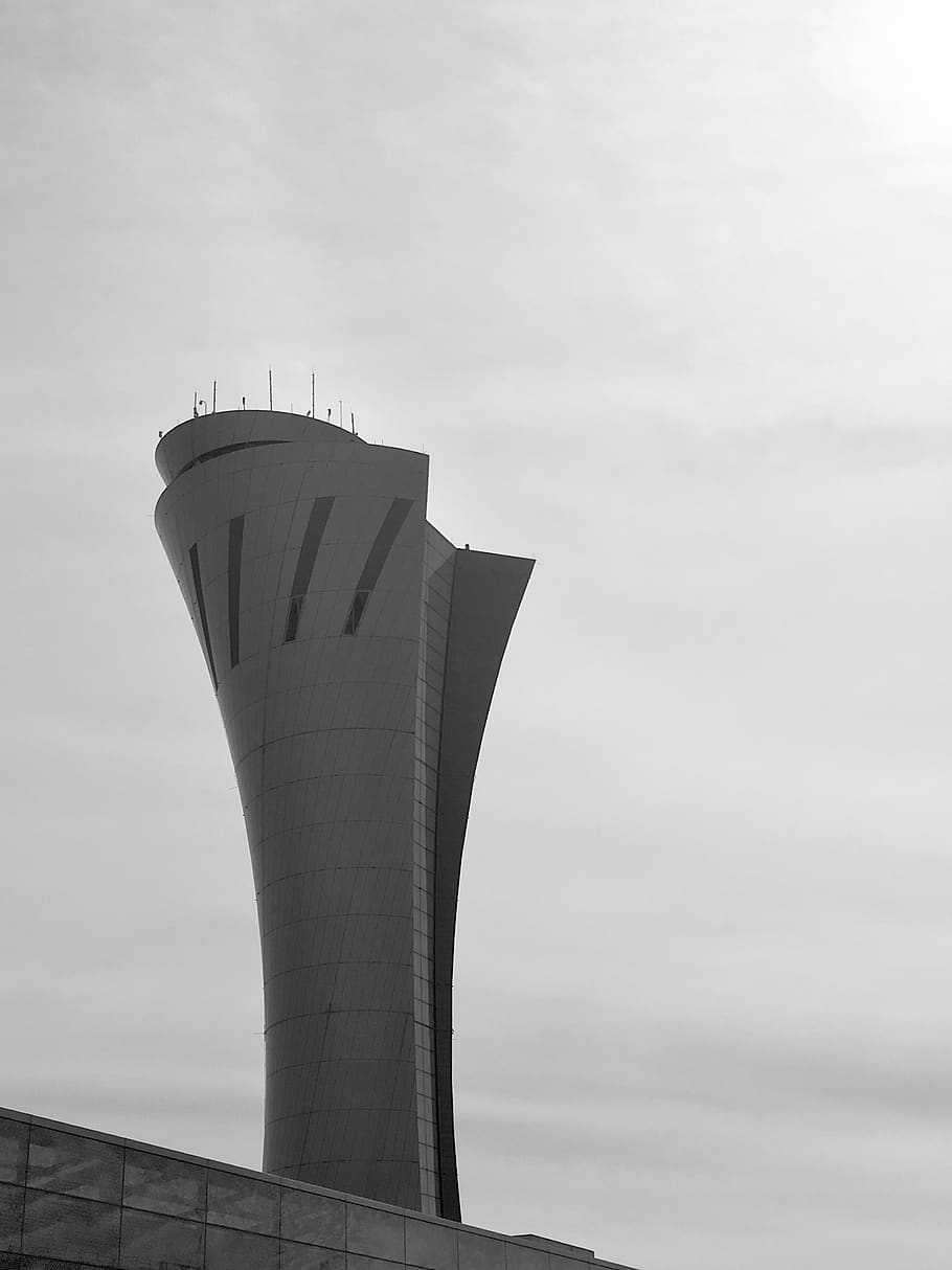 Torre, architettura, costruzione, Torre di controllo, stati Uniti, aeroporto internazionale di San Francisco, California, paesaggio urbano, BNW, San Francisco, sf, bianco e nero, controllo del traffico aereo, aeroporto, trasporto aereo, in scala di grigi, campanile, guglia, urbano, edificio per uffici, struttura costruita, cielo, nuvola - cielo, nessuno, giorno, natura, esterno dell'edificio, Inquadratura dal basso, mezzi di trasporto, ponte, viaggio, all'aperto, connessione, ponte - struttura fatta dall'uomo, destinazioni di viaggio, acqua, nebbia, nuvoloso, 2K