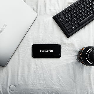 schwarzes android smartphone, Tastatur, Computer Tastatur, Computer, Computerhardware, Hardware-, Elektronik, Telefon, Mexiko, Baja California, ensenada, Handy, Mobiltelefon, Laptop, Kamera, Adapter, Samsung S8, Minimalismus, Programmierung, Programmierer, Web-Entwickler, Technologie, Kommunikation, drinnen, High Angle View, Tabelle, kabellose Technologie, Verbindung, Text, keine Leute, direkt darüber, Stillleben, westliche Schrift, Möbel, tragbares Informationsgerät, Stift, Computerausrüstung, Druckknopf, 4K, CC0, gemeinfrei, lizenzfrei