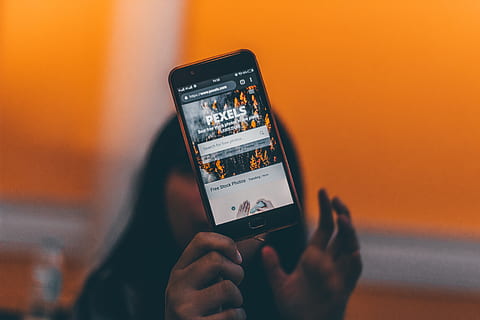osoba, hospodářství, zapnutý smartphone, mobilní telefon, elektronika, makro, pexely, obrazovka, chytrý telefon, technologie, bezdrátové technologie, sdělení, přenosné informační zařízení, spojení, část lidského těla, lidské ruky, telefon, ruka, fotografická témata, detail, aktivita, jedna osoba, focení, pomocí telefonu, zaměřit se na popředí, venku, sociální síť, prst, 5K, CC0, veřejná doména, bez autorských práv