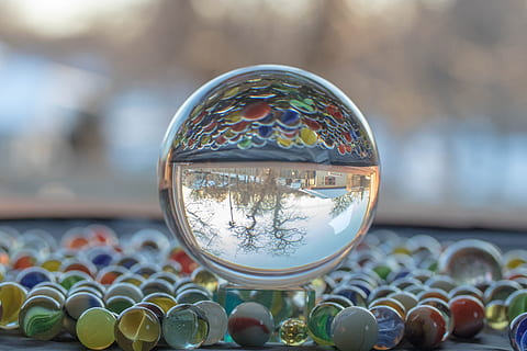 del desktop, globo, macro, marmi, avvicinamento, sfera, concentrarsi sulle conoscenze acquisite, vetro - materiale, riflessione, giorno, nessuno, trasparente, forma geometrica, palla di cristallo, forma, bolla, natura, all'aperto, cerchio, multicolore, design, palla, natura morta, 5K, CC0, dominio pubblico, privo di copyright