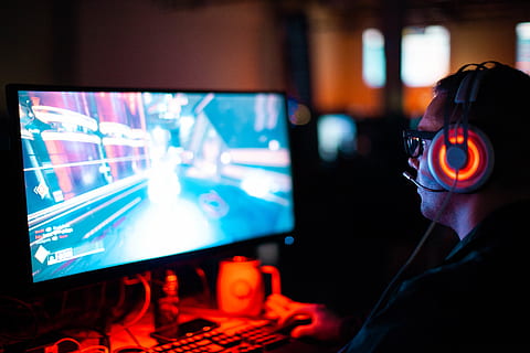 la personne, en utilisant, ordinateur, en jouant, jeu de fps, joueur, Jeu, dallas, États Unis, casque, homme, mâle, éclairage, cinéma, théâtre, pièce, design d'intérieur, à l'intérieur, casque de musique, regarder l'écran, éclairer, rouge, néon rouge, La technologie, culture artistique et divertissement, la communication, la musique, équipement informatique, contrôle, une personne, studio d'enregistrement, Occupation, moniteur d'ordinateur, adulte, illuminé, équipement, mélangeur sonore, industrie, écoute, portrait, regarder la télévision, 5K, CC0, domaine public, libre de droits