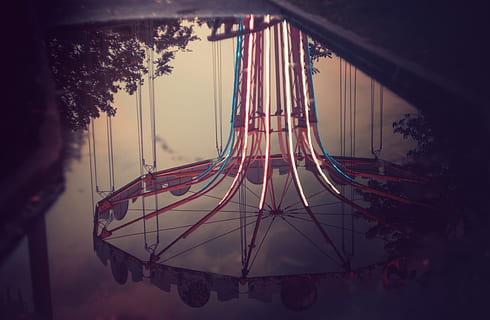 giostra, parco serale, acqua, riflessione, ancora, pioggia, buio, pozzanghera, parco, vecchio, silenzio, tramonto, neon, attrazione, luce, sera, notte, all'aperto, architettura, strada, scena urbana, crepuscolo, illuminato, mezzi di trasporto, divertimento, albero, astratto, 4K, CC0, dominio pubblico, privo di copyright