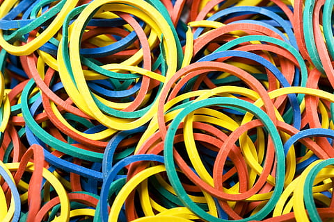 gomma da cancellare, bande, mucchio, ciclo continuo, oggetto, ufficio, il giro, allungamento, multicolore, fotogramma intero, sfondi, grande gruppo di oggetti, avvicinamento, nessuno, connessione, in casa, elastico, abbondanza, cavo, scelta, vista dall'alto, natura morta, variazione, colore verde, Oggetto creato dall'uomo, fatto dall'uomo, complessità, ingarbugliato, componente elettrico, 4K, CC0, dominio pubblico, privo di copyright