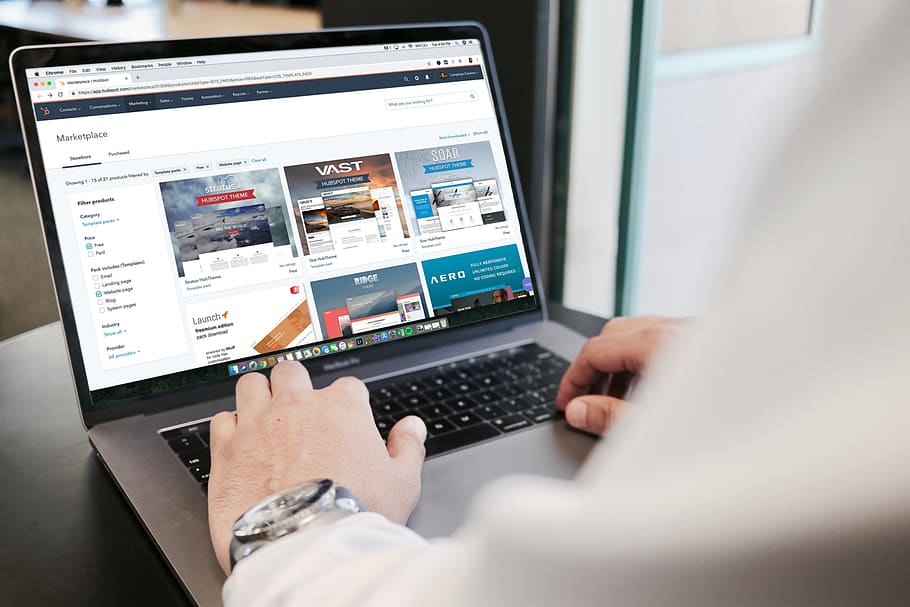 web, design, computer, internet, digital, teknologi, kontor, bærbar, meddelelse, forretning, programmering, markedsføring, kreativ, designer, tastatur, manuskript, udvikling, trådløs teknologi, forbindelse, en person, arbejder, beskæftigelse, indendørs, rigtige mennesker, bruger bærbar computer, menneskelig hånd, menneskelig kropsdel, hånd, voksen, computerudstyr, forretningsmand, 5K