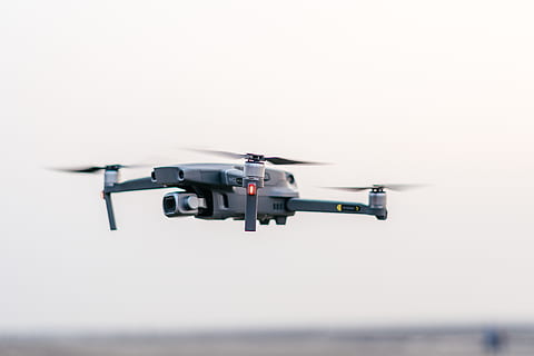dron gris quadcopter, vehículo aéreo, transporte, modo de transporte, avión, movimiento, volador, en movimiento, cielo, solo objeto, naturaleza, viaje, nadie, militar, copia espacio, velocidad, aire, agua, aterrizando - tocando abajo, al aire libre, industria aeroespacial, gobierno, 4K, CC0, dominio público, libre de derechos