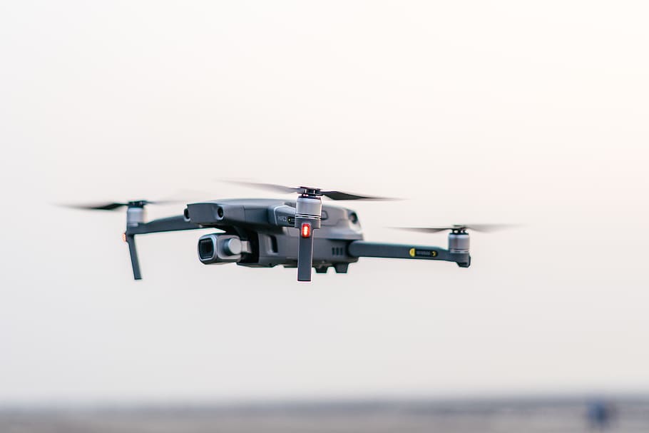 szary dron quadcopter, pojazd powietrzny, transport, środek transportu, samolot, ruch, latający, w ruchu, niebo, pojedynczy obiekt, Natura, podróżować, żadnych ludzi, wojskowy, kopia przestrzeń, prędkość, w powietrzu, woda, lądowanie - lądowanie, na dworze, przemysł lotniczy, rząd, 4K