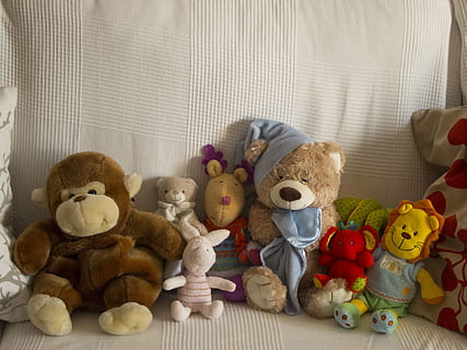 Spania, Madrid, jucărie, ursuleț, jucarie de plus, reprezentare, natură moartă, în interior, copilărie, alegere, grup mare de obiecte, variație, jucărie de animale, reprezentare umană, vedere în unghi mare, pat, acasă interior, Colectie, camera de zi, artă și sculptură, moliciune, lampă electrică, 4K, CC0, domeniu public, fără drepturi de autor