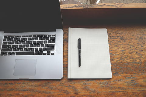 start op, notebooks, kreativ, computer, Selskab, bærbare computere, Skærm, Silicon Valley, moderne, hjemmekontor, kontor, forretning, plan, macbook, bærbar, teknologi, notesblok, pen, skrivebord, bord, meddelelse, tastatur, trådløs teknologi, forbindelse, computerudstyr, indendørs, træ - materiale, ingen mennesker, computer tastatur, stilleben, høj vinkel visning, direkte over, bærbar informationsenhed, møbel, computer nøgle, blank, 5K, CC0, offentligt domæne, royaltyfrie