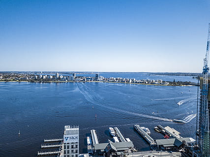 nave dock, città, esterno dell'edificio, architettura, acqua, struttura costruita, cielo, mezzi di trasporto, paesaggio urbano, mare, vista dall'alto, natura, blu, giorno, nave nautica, cielo sereno, nessuno, modo di trasporto, costruzione, destinazioni di viaggio, all'aperto, edificio per uffici esterno, grattacielo, 4K, CC0, dominio pubblico, privo di copyright