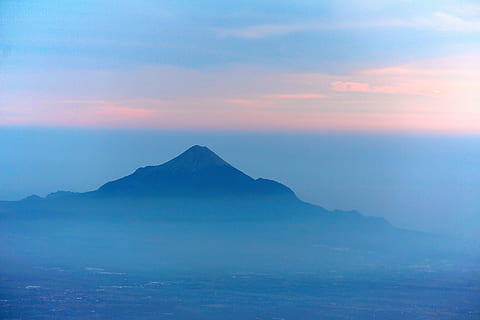 Mount Brom, Indonesien, Nebel, Wolkengebilde, Vulkan, Sonnenaufgang, Himmel, Szenen - Natur, Ruhe, ruhige Szene, Schönheit in der Natur, Berg, Sonnenuntergang, idyllisch, wolke - himmel, keine Leute, Natur, Nicht-städtische Szene, Ufergegend, Wasser, majestätisch, Meer, Gipfel, draußen, Fernbedienung, 5K, CC0, gemeinfrei, lizenzfrei