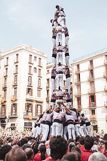 eveniment turn de la om, oraș, centrul orasului, urban, clădire, uman, persoană, Barcelona, Spania, arhitectură, creștere înaltă, festival, metropolă, turlă, clopotniţă, turn, oameni, îmbrăcăminte, haine, tradiţie, grup de oameni, grup mare de oameni, mulţimea, exteriorul clădirii, oameni adevărați, construită, cer, bărbați, reprezentare umană, femei, reprezentare, sculptură, artă și sculptură, vedere unghiulară joasă, stiluri de viață, adult, Activitatea de agrement, 2K, CC0, domeniu public, fără drepturi de autor