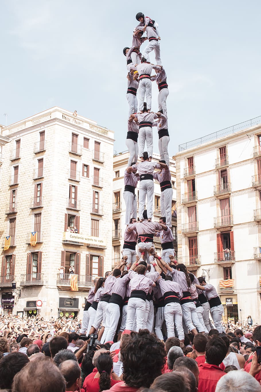 eveniment turn de la om, oraș, centrul orasului, urban, clădire, uman, persoană, Barcelona, Spania, arhitectură, creștere înaltă, festival, metropolă, turlă, clopotniţă, turn, oameni, îmbrăcăminte, haine, tradiţie, grup de oameni, grup mare de oameni, mulţimea, exteriorul clădirii, oameni adevărați, construită, cer, bărbați, reprezentare umană, femei, reprezentare, sculptură, artă și sculptură, vedere unghiulară joasă, stiluri de viață, adult, Activitatea de agrement, 2K