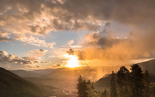 posta de sol, pluges de neu, llum, núvols, cel, naturalesa, paisatge, humor, dramàtica, bellesa a la natura, escenics - natura, núvol - cel, escena tranquil·la, tranquil·litat, muntanya, escena no urbana, arbre, llum solar, cap gent, idíl·lic, sol, raig de sol, medi ambient, planta, Serra, a l'aire lliure, 4K, CC0, domini públic, lliure de regalies