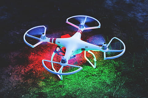drone notturno, tecnologia, fuco, Tech, pianta, nessuno, giorno, natura, erba, mezzi di trasporto, all'aperto, campo, modo di trasporto, terra, metallo, giocattolo, vecchio, abbandonato, triciclo, bicicletta, assenza, vista dall'alto, veicolo terrestre, 4K, CC0, dominio pubblico, privo di copyright