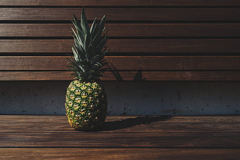 Ananas, tatlı, meze, meyve, Meyve suyu, ekin, sandalye, Bank, ahşap, sağlıklı beslenme, yiyecek ve içecek, refah, tropikal meyve, Gıda, ahşap malzeme, tazelik, tablo, insansız, içeriye, natürmort, gün, tek nesne, yeşil renk, gölge, doğa, kapatmak, ev bitkisi, 5K, CC0, kamu malı, telif ücretsiz