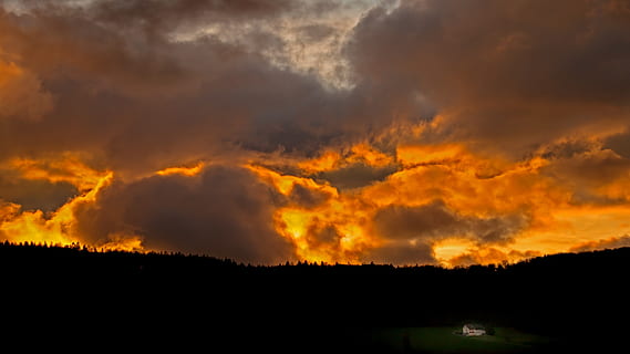 núvols, posta de sol, paisatge, tarda, vespre, humor, casa, núvol - cel, medi ambient, silueta, cel, bellesa a la natura, naturalesa, tempesta, escenics - natura, cremant, incendi forestal, cel dramàtic, senyal d'advertència, cap gent, accidents i desastres, signe, foc, color taronja, a l'aire lliure, fosc, poder a la natura, ominós, 5K, CC0, domini públic, lliure de regalies