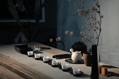 hvid, blomster, sort, keramisk, vase, te, gryde, drikke, række, plade, bord, orientalsk, oriento, mad, plante, mørk, minimalisme, kunst, Kina, asium, bronze, kobber, teaceremony, meditation, lempelse, træ - materiale, skak, design, håndværk, baggrunde, dekoration, luksus, ingen mennesker, sæt, elegance, gammeldags, gruppe af objekter, stil, moderne, sort farve, forretning, Brun, 4K, CC0, offentligt domæne, royaltyfrie