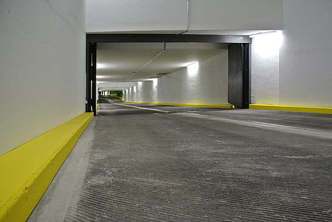 jos, arhitectură, transport, Garaj pentru parcare, nici o persoana, direcţie, construită, montare pe perete, galben, calea de urmat, drum, metrou, asfalt, semn, simbol, loc de parcare, marcajul rutier, tunel, perete, iluminat, transport public, tavan, Pasajul subteran, beton, linia de separare, garaj, 4K, CC0, domeniu public, fără drepturi de autor