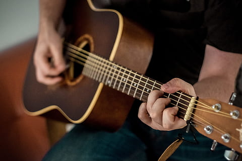 person spiller guitar, guitar, hånd, snor, spiller, Spille, akustisk guitar, musik, udføre, ydeevne, musikinstrument, akkord, akustisk, instrumento musikalsk, musica, Guitarra, musiker, guitarist, kunst og underholdning, streng instrument, mennesker, musikinstrumentstreng, menneskelig hånd, performer, kunstner, underholdning, herrer, dygtighed, lyd, en person, gribebrættet, hobbyer, tæt på, musikalske band, øver sig, menneskelig finger, hanner, plukning af et instrument, træ - materiale, kaukasisk etnicitet, rockmusik, ung voksen, bedrift, 4K, CC0, offentligt domæne, royaltyfrie