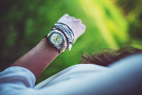 argent, regarder, fille, bras, main, passé, temps, femme, montre-bracelet, une personne, partie du corps humain, mise au point sélective, adulte, main humaine, femmes, en portant, partie du corps, regardant, modes de vie, l'horloge, vérifier l'heure, fermer, instrument de temps, en train de regarder, membre humain, chronomètre, 5K, CC0, domaine public, libre de droits