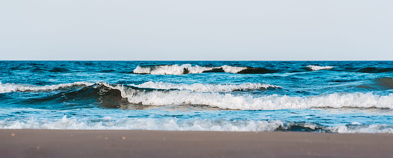 Wellen, Meer, Ozean, Wasser, draußen, Natur, Küstenlinie, Strand, Küste, Deutschland, Prora, Binz, Prora Beach, Sand, Schaum, schaumig, seifig, Sturm, baltisch, Unterbrecher, Surfen, Bewegung, Welle, Horizont über Wasser, Horizont, Land, Sport, Schönheit in der Natur, Wassersport, Himmel, Szenen - Natur, Blau, klarer Himmel, Tag, Kraft in der Natur, türkisfarben, 5K, CC0, gemeinfrei, lizenzfrei