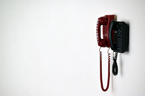 forbindelse, teknologi, isolert, plast, telefon, utstyr, retro, hustelefon, kommunikasjon, kopiere plass, telefonmottaker, nærbilde, innendørs, kabel, ingen folk, rød, veggbyggingsfunksjon, telefonledning, henger, telefonkiosk, Nummer, hvit bakgrunn, telekommunikasjonsutstyr, 5K, CC0, offentlig domene, opphavsrett gratis