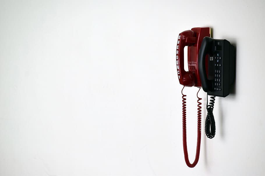 Verbindung, Technologie, isoliert, Kunststoff, Telefon, Ausrüstung, retro, Festnetztelefon, Kommunikation, kopieren sie platz, Telefonhörer, Nahansicht, drinnen, Kabel, keine Leute, rot, Wandbau - Funktion, Telefonkabel, hängend, Münztelefon, Nummer, weißer Hintergrund, Telekommunikationsausrüstung, 5K
