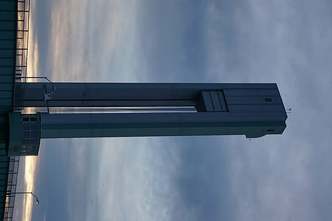 Turm, Gebäude, die Architektur, Glockenturm, Monument, Kirchturm, Kontrollturm, Säule, Uhr, Laternenmast, Obelisk, Sonnenuhr, Transport, Fahrzeug, BMX, Fahrrad, Himmel, wolke - himmel, Natur, gebaute Struktur, keine Leute, Gebäudehülle, Tag, draußen, Flachwinkelansicht, Stadt, Metall, modern, bedeckt, Reflexion, Verbindung, Büro, direkt darunter, 5K, CC0, gemeinfrei, lizenzfrei