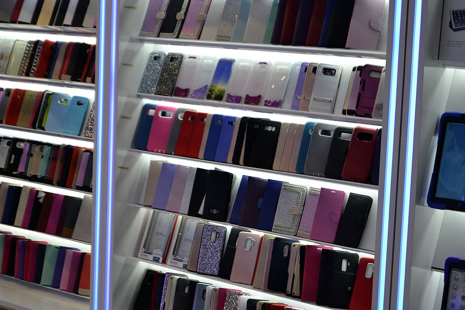 mòbil, cas, Microsoft, comunicació, telèfon, accessoris, accessori, electrònica, botiga, pantalla, venda, tecnologia, digital, android, poma, iphone, tauleta, telèfon intel·ligent, xarxa, Internet, centre comercial, prestatges, led, il·luminació, gran grup d'objectes, prestatge, elecció, arranjament, variació, col · lecció, en fila, a l'interior, ordre, abundància, publicació, prestatge per a llibres, llibre, multicolor, educació, cap gent, a la venda, natura morta, marc complet, venda al detall, 4K