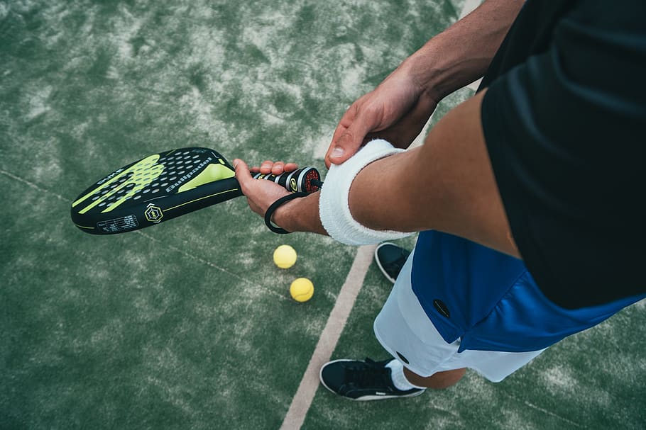 persona, celebració, negre, verd, raqueta de tennis, acció, actiu, activitat, atleta, pilotes, roba, moda, en forma, aptitud, des de dalt, diversió, joc, paio, mans, saludable, oci, estil de vida, masculí, home, pàdel, padel, jugador, raqueta, recreació, esports, equipament esportiu, de peu, tennis, desgast, persones reals, esport, jugant, activitat d'oci, una persona, vista d’angle alt, pilota, part del cos humà, estils de vida, mà humana, mà, homes, dia, competició, secció baixa, cama humana, part del cos, 5K