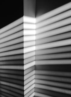 hong kong, patró, patró geomètric, geometria, impressió geomètrica, geomètric, paret, angles, línies diagonals, textura, línies, llum solar, diumenge tarda, blanc i negre, tarda, llum a la paret, patró a la paret, bnw, perspectiva, llum, a l'interior, persianes, ratlles, cap gent, marc complet, fons, primer pla, ombra, funció de construcció de parets, dia, enfocament selectiu, resum, finestra, metall, il·luminat, naturalesa, 2K, CC0, domini públic, lliure de regalies