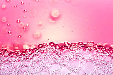 abstrakt, aqua, Hintergrund, Blase, Bläschen, Nahansicht, Farbe, fallen, Tröpfchen, fließend, frisch, Frische, Flüssigkeit, Bewegung, Spritzen, Wasser, keine Leute, pinke Farbe, drinnen, Hintergründe, abstrakte Hintergründe, Natur, Essen und Trinken, nass, extreme Nahaufnahme, Erfrischung, texturiert, transparent, Getränk, Reinheit, Struktureffekt, 720P