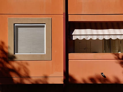 finestra con pegno, parete, finestra, astratto, architettura, ombra, luce, costruzione, design moderno, parasole, estate, all'aperto, Casa, nessuno, esterno dell'edificio, struttura costruita, caratteristica della parete, facciata, quartiere residenziale, scena urbana, design, moderno, Palazzo residenziale, appartamento, 4K, CC0, dominio pubblico, privo di copyright