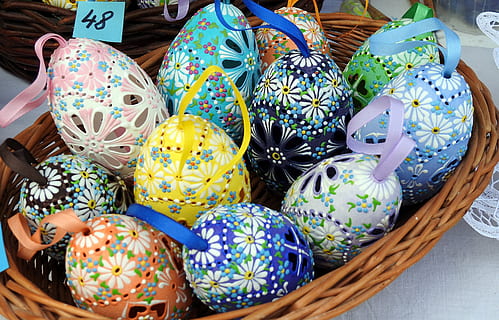 Ostereier, Osterferien, Ostern, Handwerk, Ornament, Dekoration Ostertisch, Ostertisch, Osterkorb, bemalte Ostereier, Eier, Modeschmuck, mehrfarbig, Korb, Osterei, Lebensmittel, Ei, Wahl, Container, Variation, keine Leute, Essen und Trinken, große gruppe von gegenständen, Kunst und Handwerk, Muster, Feier, Nahansicht, Stillleben, drinnen, High Angle View, Blumenmuster, Versuchung, 4K, CC0, gemeinfrei, lizenzfrei
