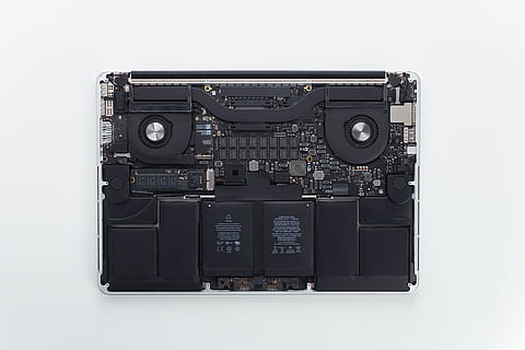 rettangolare, nero, senza fili, attrezzatura, elettronica, telecamera, grigio, amplificatore, stereo, registratore, computer, hardware, tastiera, bianca, dettagli, distaccato, il computer portatile, macbook, Mela, riparazione, lettore di cassette, server, riproduttore CD, tecnologia, girato in studio, in casa, ritagliare, sfondo bianco, avvicinamento, nessuno, singolo oggetto, temi fotografici, musica, colore nero, natura morta, in stile retrò, industria elettronica, macchina fotografica - attrezzatura fotografica, il passato, materiale elettrico, 5K, CC0, dominio pubblico, privo di copyright