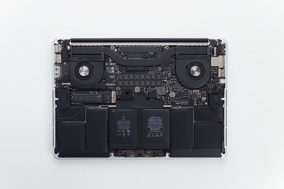rectangular, negre, sense fils, equipament, electrònica, càmera, gris, amplificador, estèreo, reproductor de cintes, ordinador, maquinari, teclat, blanc, detalls, deslligat, portàtil, MacBook, poma, reparació, reproductor de cassets, servidor, reproductor de CD's, tecnologia, tir de l'estudi, a l'interior, tallar, fons blanc, primer pla, cap gent, sol objecte, temes de fotografia, música, color negre, natura morta, estil retro, indústria electrònica, càmera - equip fotogràfic, el passat, equipament elèctric, 5K