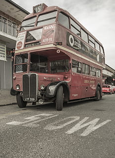 roter Doppeldeckerbus, Transport, Bus, Fahrzeug, Doppeldecker-Bus, Tourbus, Maschine, Rad, Auto, Automobil, Asphalt, Reifen, van, gesprochen, Radkappe, Plakatwand, Werbung, Bushaltestelle, Straße, Autoreifen, Transportmittel, Landfahrzeug, die Architektur, Kraftfahrzeug, Stadt, Gebäudehülle, Tag, gebaute Struktur, öffentliche Verkehrsmittel, LKW, rot, Unfälle und Katastrophen, Reise, Zeichen, keine Leute, 5K, CC0, gemeinfrei, lizenzfrei