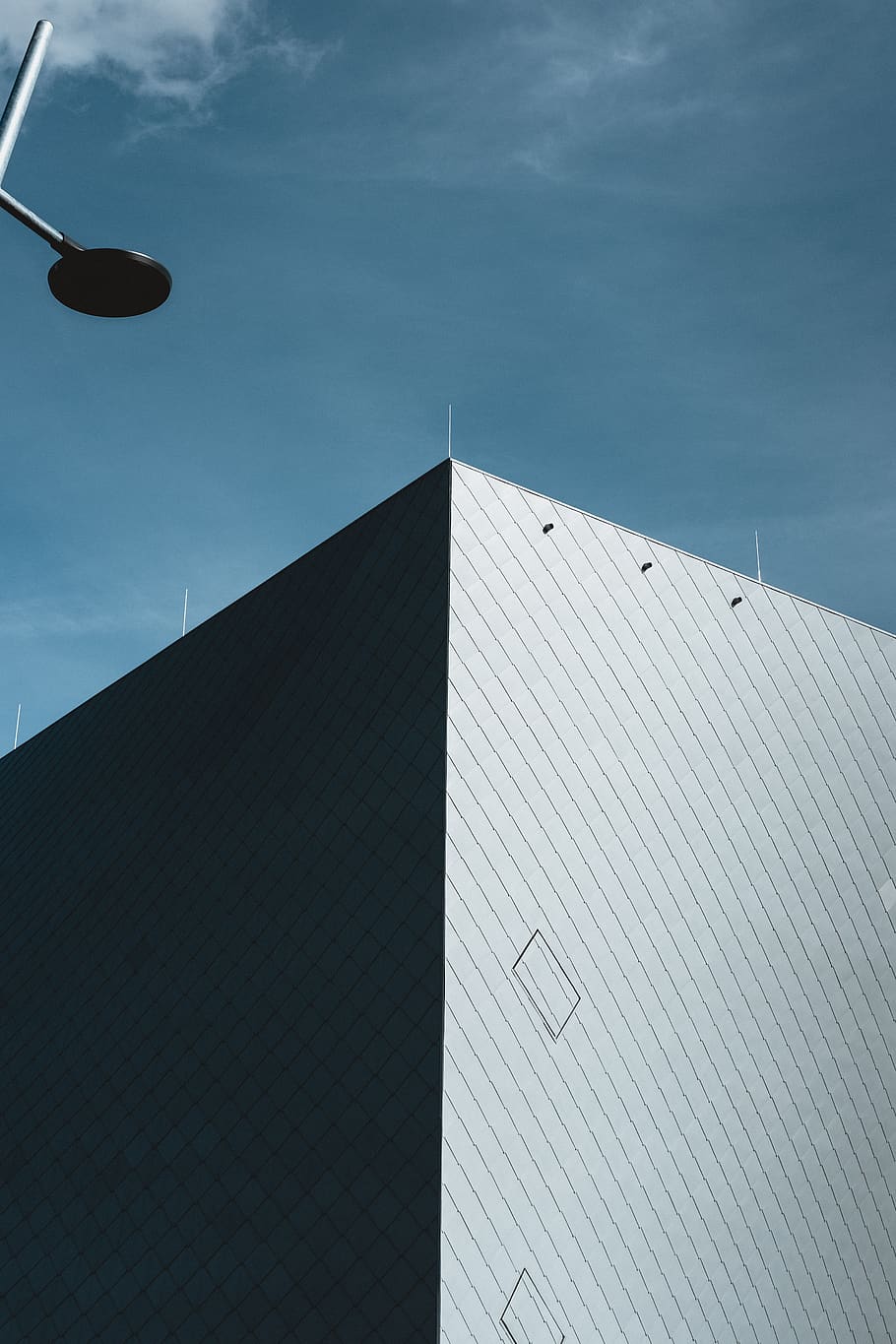 edifici de formigó gris, triangle, arquitectura, cel, edifici d'oficines, edifici, urbà, cantonada, naturalesa, concret, a l'aire lliure, tenda, edifici modern, gris, arquitectura moderna, modern, ciutat, paisatge urbà, blau, fons de pantalla, metall, exterior de l'edifici, estructura construïda, vista d’angle baix, dia, cap gent, núvol - cel, llum solar, oficina, exterior d’edifici d’oficines, vidre - material, negocis, funció de construcció de parets, gratacels, ubicació, 4K