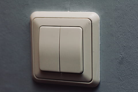 interruptor, paret, a l'interior, cap gent, tecnologia, primer pla, gris, natura morta, funció de construcció de parets, sol objecte, tir de l'estudi, Color blanc, directament a sobre, connexió, ordinador, metall, taula, equips informàtics, aparell, control, arquitectura, vista d’angle alt, 5K, CC0, domini públic, lliure de regalies