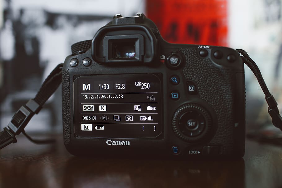 kanon, dslr, kamera, kameraindstillinger, teknologi, tæt på, fotografering temaer, kamera - fotografisk udstyr, fokus på forgrunden, nummer, ingen mennesker, fotografisk udstyr, digitalt kamera, fotografere, meddelelse, tekst, objektiv - optisk instrument, stilleben, retro stylet, indendørs, moderne, vestlige script, SLR kamera, 5K
