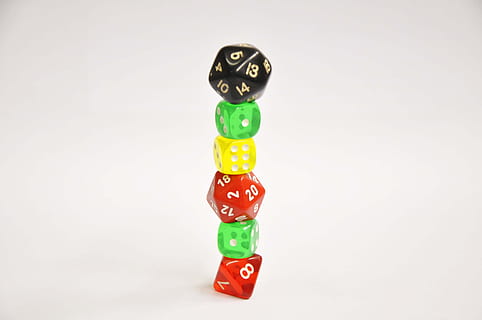 Spiel, gestapelt, Daten, Turm, Stapel, Studioaufnahme, Würfel, drinnen, keine Leute, Glücksspiel, Freizeitspiele, mehrfarbig, grüne Farbe, weißer Hintergrund, Kunst, Kultur und Unterhaltung, Entspannung, Freizeitbeschäftigung, Glück, Stillleben, Risiko, Nummer, Gruppe von Objekten, Spielzeug, kopieren sie platz, schwarze Farbe, 2K, CC0, gemeinfrei, lizenzfrei