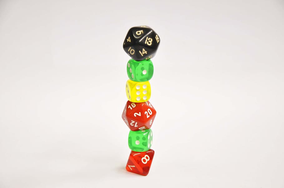 Spiel, gestapelt, Daten, Turm, Stapel, Studioaufnahme, Würfel, drinnen, keine Leute, Glücksspiel, Freizeitspiele, mehrfarbig, grüne Farbe, weißer Hintergrund, Kunst, Kultur und Unterhaltung, Entspannung, Freizeitbeschäftigung, Glück, Stillleben, Risiko, Nummer, Gruppe von Objekten, Spielzeug, kopieren sie platz, schwarze Farbe, 2K