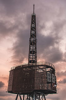 foto, torre de metall, arquitectura, núvols, cel ennuvolat, alt, enorme, ferro, gran, màquina, maquinària, metall, modern, cel, acer, tecnologia, telecomunicacions, torre, núvol - cel, vista d’angle baix, estructura construïda, posta de sol, naturalesa, alta - alta, cap gent, a l'aire lliure, exterior de l'edifici, indústria, comunicació, núvol, equips de telecomunicacions, vespre, 5K, CC0, domini públic, lliure de regalies