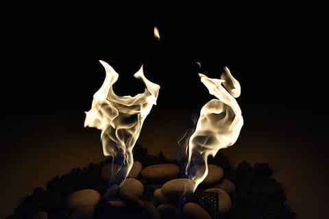 verlichte pellets, vlam, brandend, brand, vuur - natuurverschijnsel, warmte - temperatuur, natuur, zwarte achtergrond, studio opname, geen mensen, detailopname, verlicht, binnenshuis, nacht, donker, gloeiend, verlichtingsapparatuur, beweging, kaars, het smelten, 5K, CC0, publiek domein, royaltyvrij