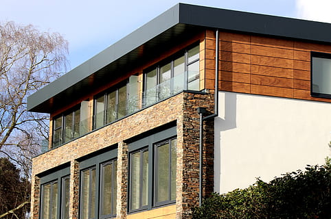 architettura, costruzione, infrastruttura, struttura, istituzione, Casa, nuvole, cielo, veranda, terrazza, tenda, finestre, alberi, giardino, natura, struttura costruita, esterno dell'edificio, finestra, giorno, nessuno, Inquadratura dal basso, albero, vetro - materiale, all'aperto, pianta, quartiere residenziale, cielo sereno, luce del sole, legno - materiale, città, 5K, CC0, dominio pubblico, privo di copyright