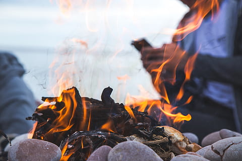 ogień, plaża, lato, palenie, ogień - zjawisko naturalne, ciepło - temperatura, płomień, Natura, ruch, ognisko, kolor pomarańczowy, rozjarzony, log, długa ekspozycja, drewno, prawdziwi ludzie, drewno kominkowe, drewno - materiał, niewyraźny ruch, dzień, na dworze, 5K, CC0, domena publiczna, darmowe zdjęcia