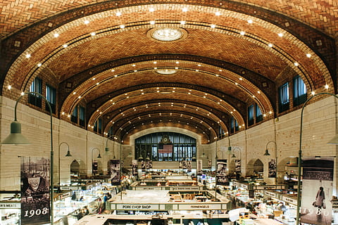 stanza vuota, architettura, arco, struttura costruita, gruppo di persone, in casa, folla, persone reali, grande gruppo di persone, soffitto, centro commerciale, persone accessorie, illuminato, donne, uomini, viaggio, stili di vita, destinazioni di viaggio, adulto, città, lusso, 4K, CC0, dominio pubblico, privo di copyright